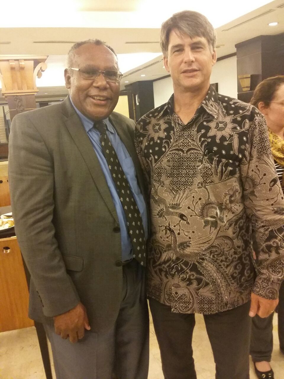 n Yoman berfoto bersama Wakil Duta Besar Amerika Serikat untuk Indonesia, Brian McFeeters seusai bertemu di Jayapura, Rabu, 16/11/2016. (Foto: Socratez Yoman)
