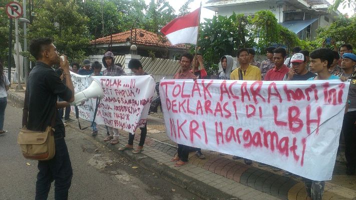 Kelompok yang menamakan diri Front Penyelamat Indonesia (FPI) berunjuk rasa di depan kantor LBH menolak deklarasi (Foto: Eben E. Siadari)