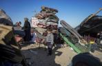 Warga Rafah Melarikan Diri dalam Kepanikan Setelah Israel Kuasai Wilayah Perbatasan _paging