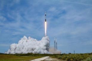 SpaceX Luncurkan Satelit Pertama Terkoneksi ke Seluler