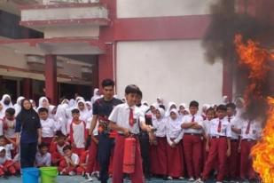 Pelajar SD di Jakbar Ikuti Penanggulangan Kebakaran