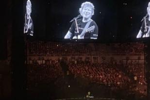 Ed Sheeran Buka Konser Nyanyikan Tide di RI
