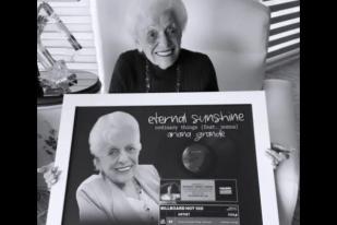 Nenek Ariana Grande Raih Penghargaan Atas Lagu Ordinary Things