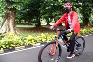Jokowi Libur Akhir Pekan dengan Bersepeda di Bogor