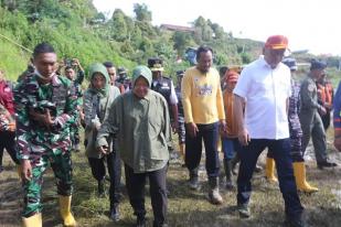 Mensos Risma Meninjau dan Berikan Santunan kepada Korban Banjir Kabupaten Luwu