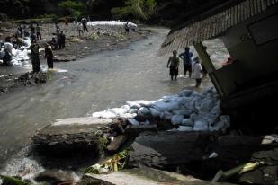 Tanggul Sungai di Yogyakarta Rawan Ambrol