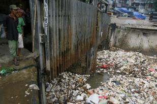 Sampah Pintu Air Manggarai Kembali Dibersihkan