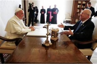 Presiden Israel Hadiahi Paus Bebatuan Bertuliskan Ayat-ayat Mazmur