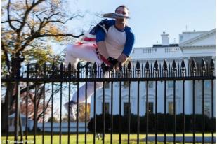 Seorang Pria Lompati Pagar Gedung Putih Saat Obama Rayakan Thanksgiving
