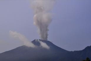 Gunung Slamet Lontarkan Lava Pijar, Warga Tetap Waspada