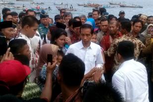 Presiden Serahkan Bantuan untuk Warga Kampung Nelayan