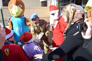 Prajurit TNI Rayakan Natal Bersama Siswa SLB Lebanon