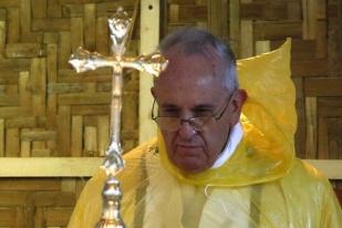 Paus Misa di Kota yang Terserang Topan Haiyan