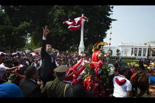Jokowi Naik Panggung Syukuran Rakyat