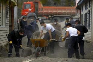 Warga Bersihkan Abu Vulkanik Gunung Calbuco