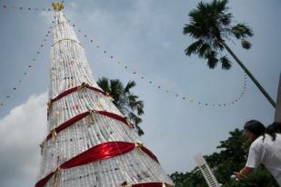 Gereja Ayam Pasang Pohon Natal dari Limbah Karet
