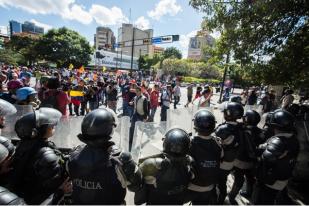 Ratusan Massa Penentang Presiden Venezuela Turun ke Jalan
