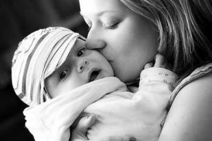 Tatapan dan pelukan Seorang Ibu