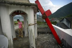 Umat Kristen China Berkemah di Atap Gereja Pertahankan Salib 