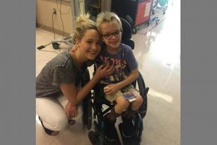 Aktris Jennifer Lawrence Hibur Pasien RS Anak di Montreal