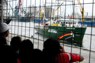 Kapal Rainbow Warrior Singgah di Jakarta