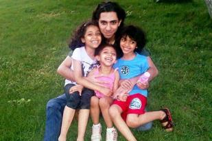 Blogger Saudi yang Dihukum Cambuk Raih Penghargaan HAM