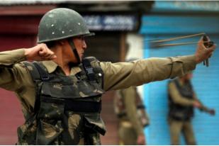 Polisi India Gunakan Ketapel Berpeluru Bubuk Cabai Halau Demonstran