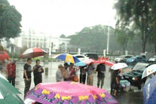 Hujan Deras, Jemaat GKI Yasmin dan HKBP Filadelfia Ibadah Bersama di Seberang Istana Merdeka