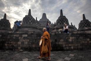 Pengunjung Pertama Candi Borobudur Tahun 2017 Diarak Naik Gajah