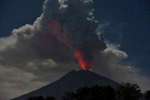 Gunung Agung Keluarkan Lava Pijar 1,5 Kilometer