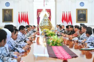 Presiden Jokowi Minta Masukan PGRI Soal Honorer Jadi ASN