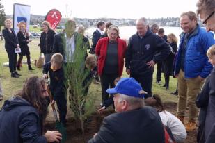 Australia Canangkan Gerakan Tanam Satu Pohon Per Anak
