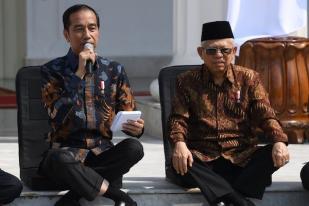 Kata Pakar Soal Cara Duduk Jokowi yang Unik