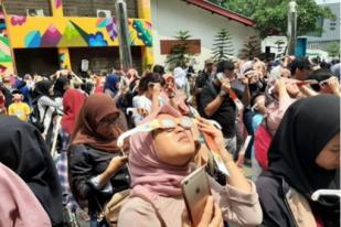 Warga Padati Planetarium Jakarta Amati Gerhana Matahari