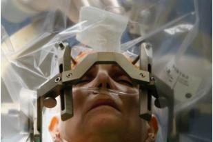 Pasien Inggris Memainkan Biola Saat Jalani Operasi Otak