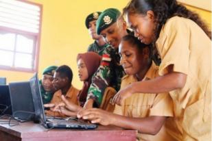 TNI Ajarkan Ilmu Dasar Komputer Siswa SMP Papua di Perbatasan RI-PNG