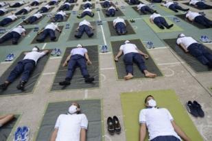 Atasi Stres Akibat Pandemi, Polisi Bangladesh Lakukan Yoga