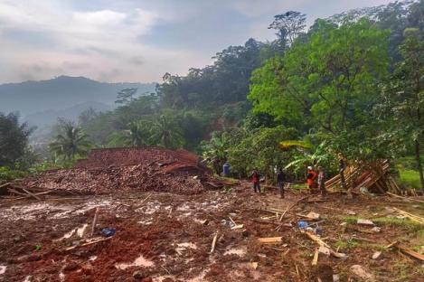 Tanah Longsor di Bandung Barat, Sembilan Orang Hilang