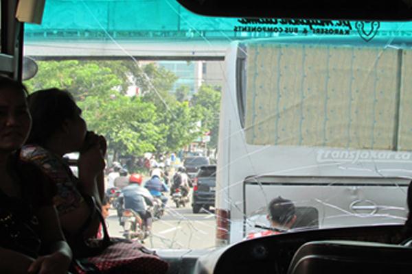 Dua Bus Trans Jakarta Bertabrakan di Jalan Kramat Raya