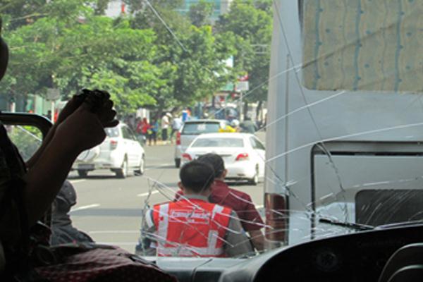 Dua Bus Trans Jakarta Bertabrakan di Jalan Kramat Raya