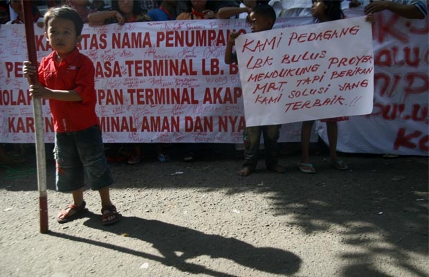Ratusan PKL Terminal Lebak Bulus Demo Tuntut Relokasi