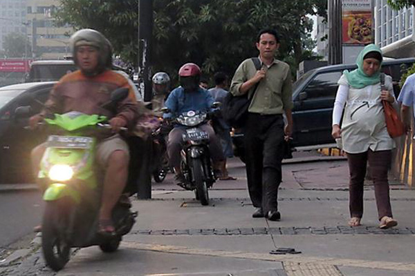 Potret Pelanggar Trotoar Jalan