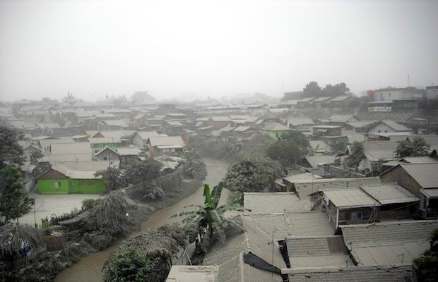 Hujan Abu Kelud Landa Yogyakarta