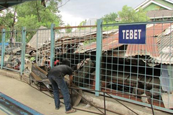 PT KAI Bongkar Kios Pedagang di Stasiun Tebet 