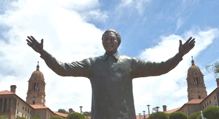 Patung Nelson Mandela Menggantikan Patung Hertzog