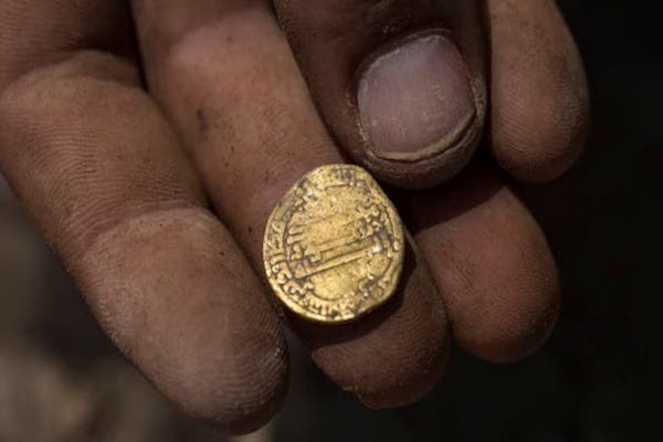 Arkeolog Israel Temukan Koin Emas Islam Zaman Abbasiyah