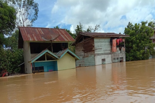 Hujan Deras Akibatkan Banjir di Kalimantan Barat dan Sumatera Barat,