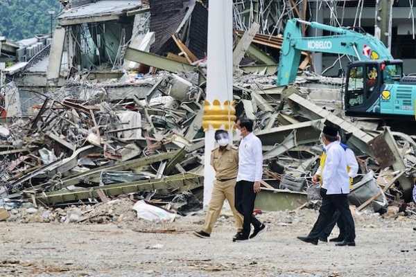 Jokowi Mengunjungi Korban Gempa di Mamuju