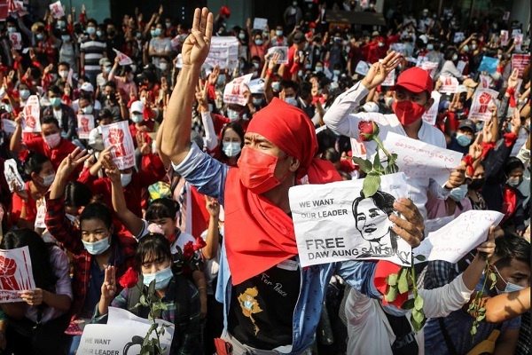 Puluhan Ribu Berunjuk Rasa Menolak Kediktatoran Militer Myanmar