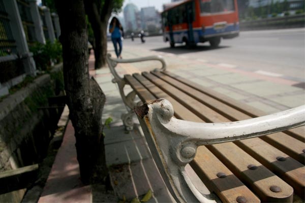 Bangku Taman Jalan Gatot Subroto Dirusak